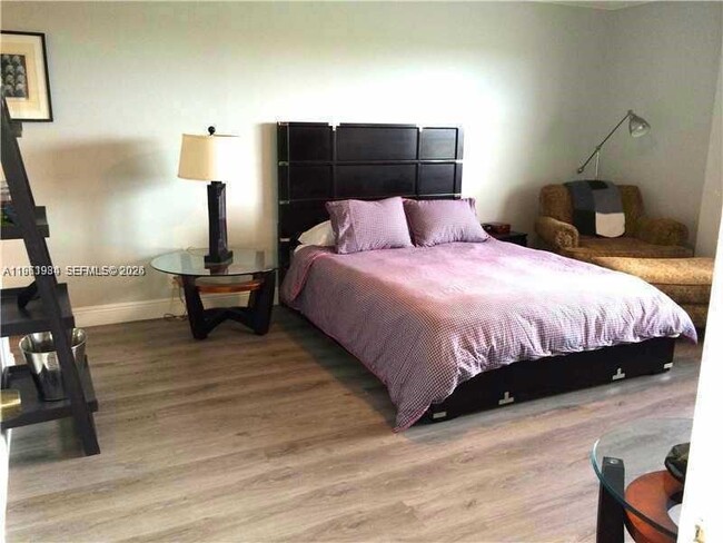 Photo - 1881 Middle River Dr Unidad 604