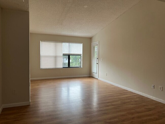 Building Photo - Gated 2/2 in Pompano Rental