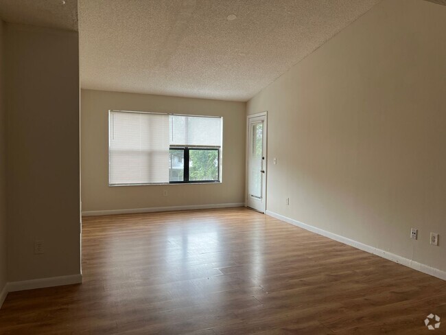 Building Photo - Gated 2/2 in Pompano Rental