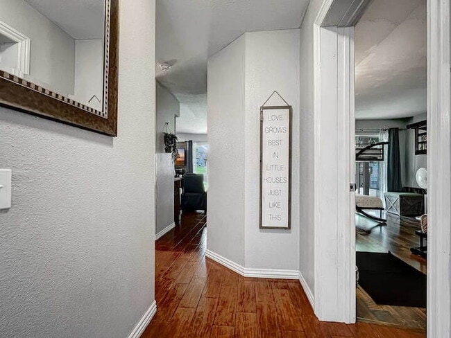 Building Photo - FULLY FURNISHED 2BR Condo Unit 6