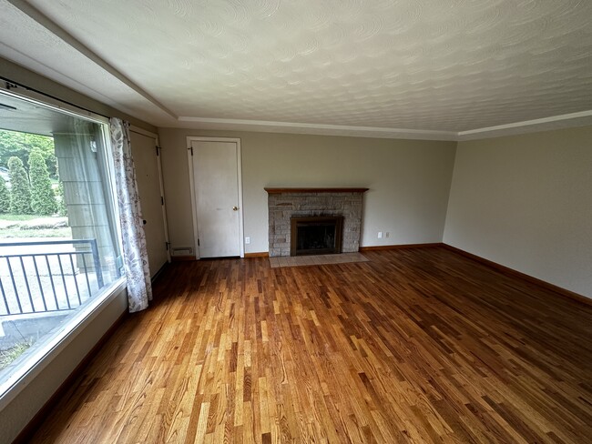 Living - 2344 N Winnifred St