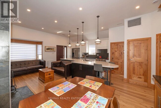 Photo - 837 Kingston Rd