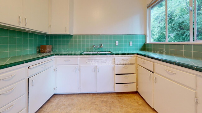 Photo - 857 Pacific St