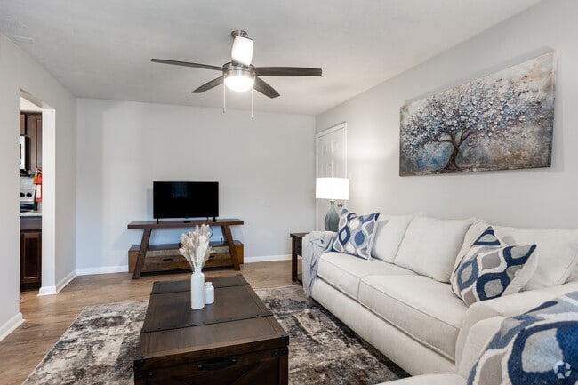 1BR, 1BA - 800SF - Living Room - Club 34