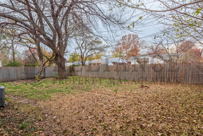 933 S Apache Dr