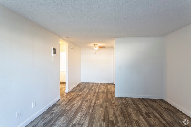 1 BR, 1 BA - 700 SF