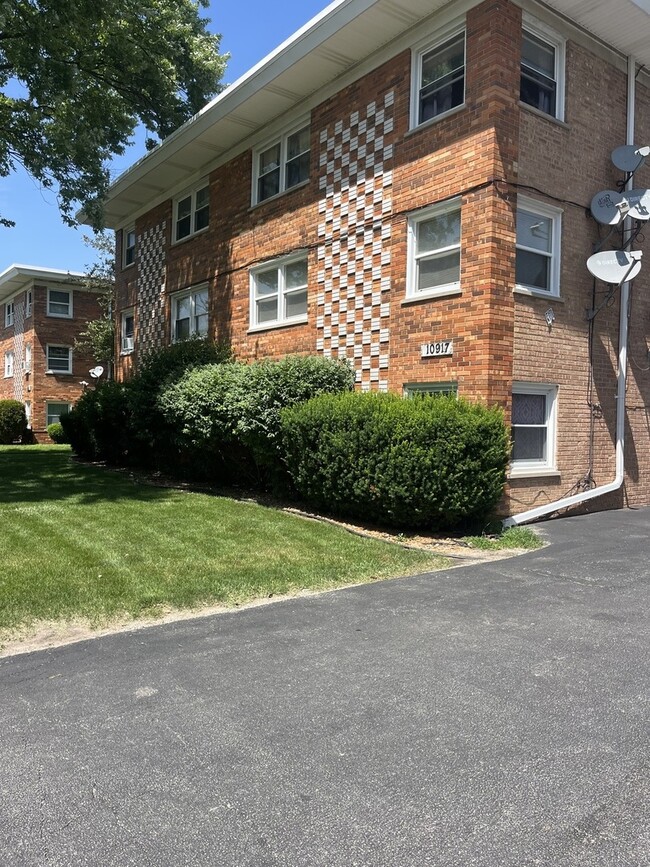 Building Photo - 10917 S Lloyd Dr Unit 3