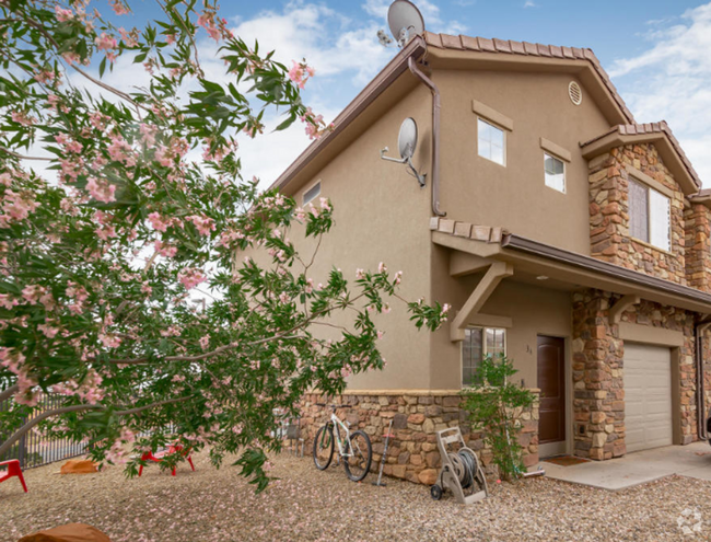 Building Photo - Small Dog Friendly Millcreek Springs Townhome