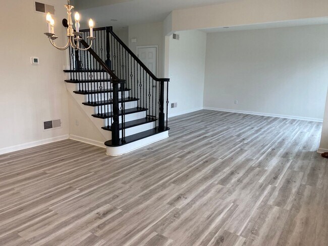 Photo - Gorgeous 5 bedroom, 3 bathroom Single Fami...