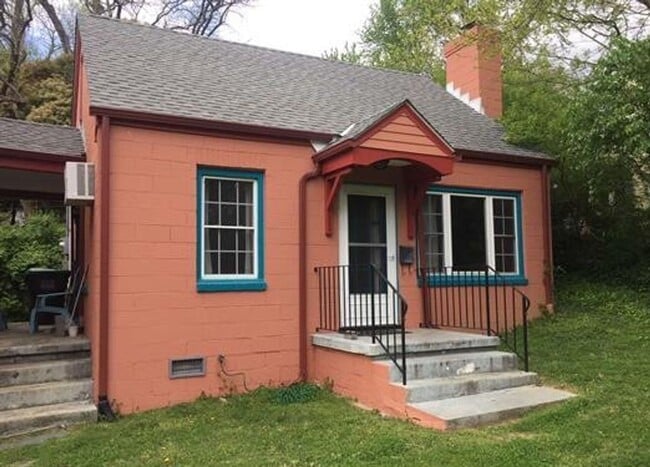 Building Photo - Downtown Cottage!