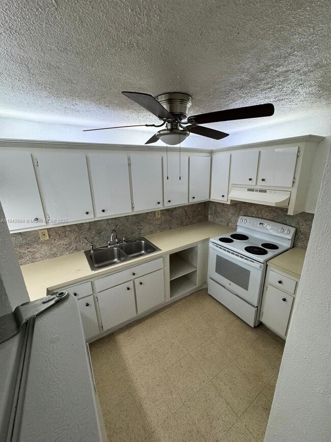 Building Photo - 1910 W 56th St Unit 3320 Rental
