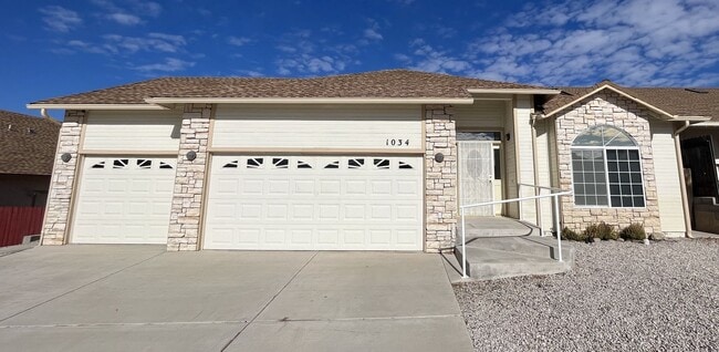 Building Photo - Beautiful sunridge house with breathtaking...