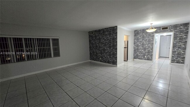 Building Photo - 11855 NE 19th Dr Unit 52