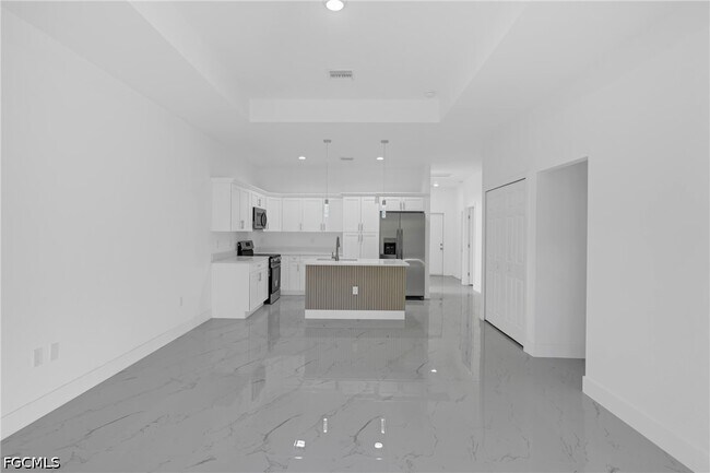 Photo - 747 Newell St E