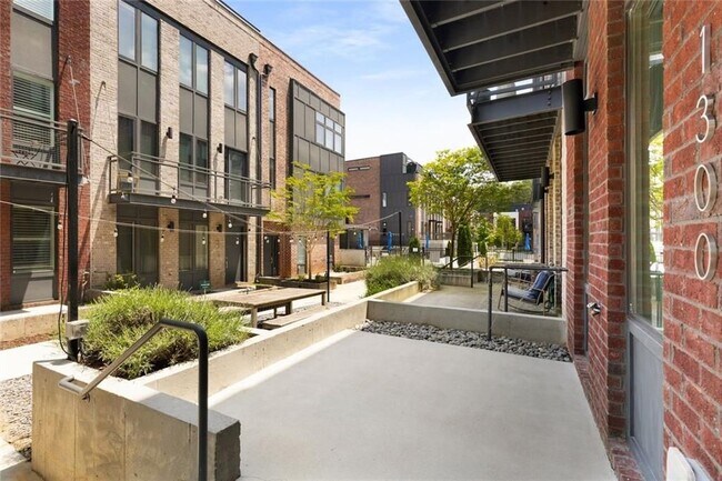 Photo - 1300 Chelsea Cir NW