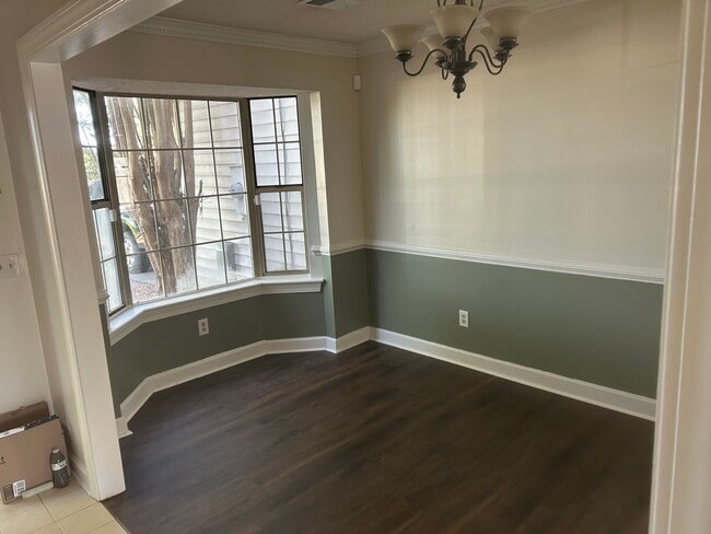 Photo - 1302 Farrington Way