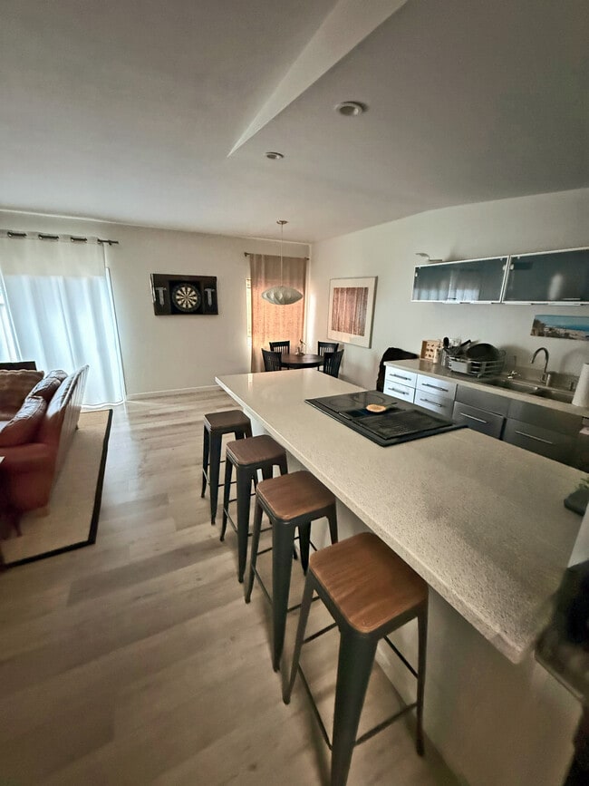 Open floor plan - 622 S Barrington Ave Unidad 103