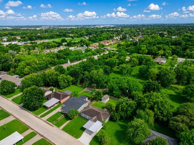 Building Photo - 4930 Holloway Dr
