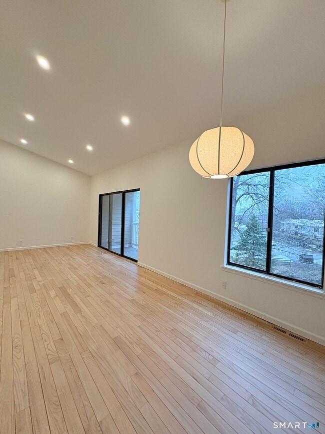 Building Photo - 9 Cook Close Unit 9