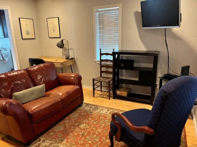 Photo - 1015 NE Mustang Dr