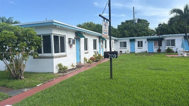 Building Photo - 709 NE 2nd Ct Unit 1-9 Rental