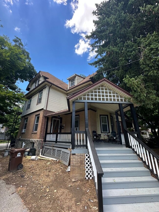 Building Photo - 3RD FLOOR Apartment For Rent! 1bed/1 Bath Unit 3