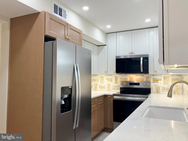 Building Photo - 428 Hampton Ct