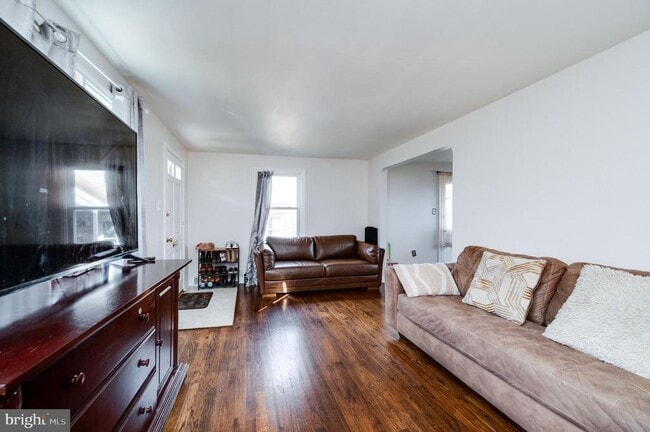 Photo - 117 E Broad St