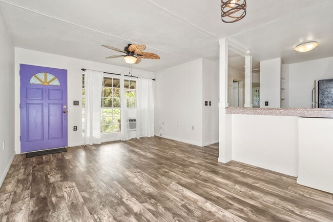 Building Photo - 2 bed/1 bath Unfurnished condo in Pet Friendly Complex