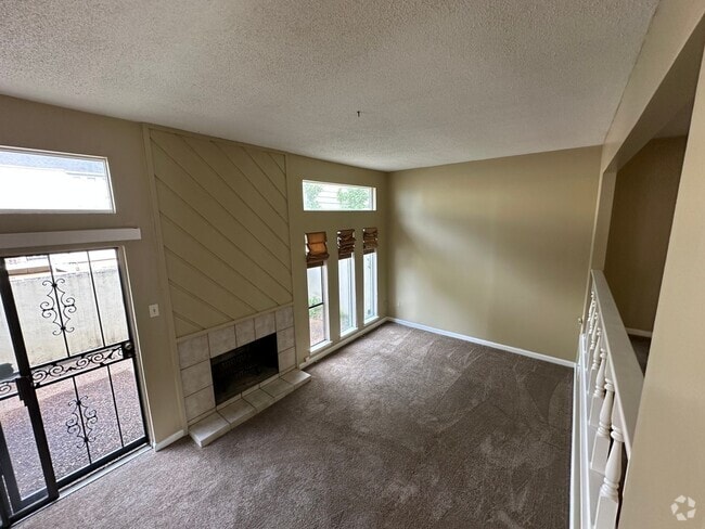 Building Photo - 2BR/2.5ba townhome! Pets allowed, addition...