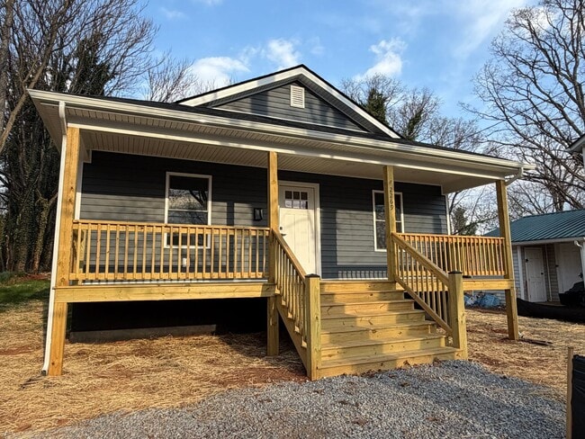 Building Photo - Open concept, location and easy living!