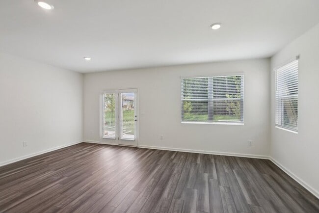 Building Photo - Fantastic 3bd/2.5ba home! Coming soon!