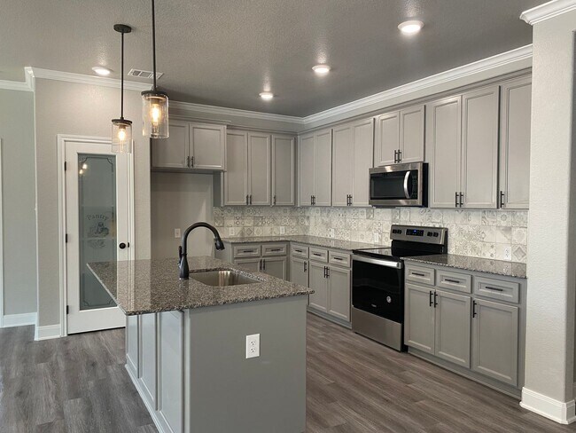 Photo - 1615 Black Kettle Trl