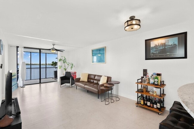 Photo - 111 Lake Emerald Dr Unidad 401