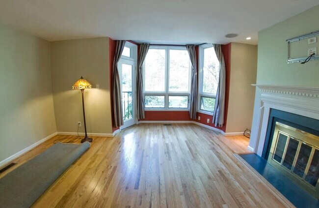 Photo - 328 W 6th St