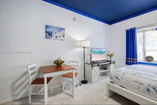 255 W 24th St Unit 302