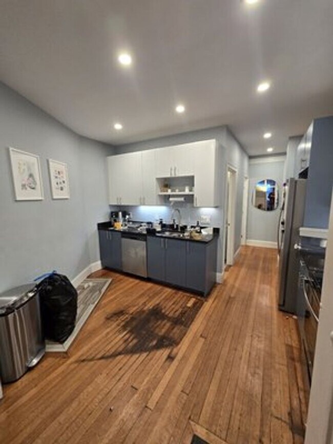 Building Photo - Kenmore Sq. - 4 Bed 2 Bath - 9/1