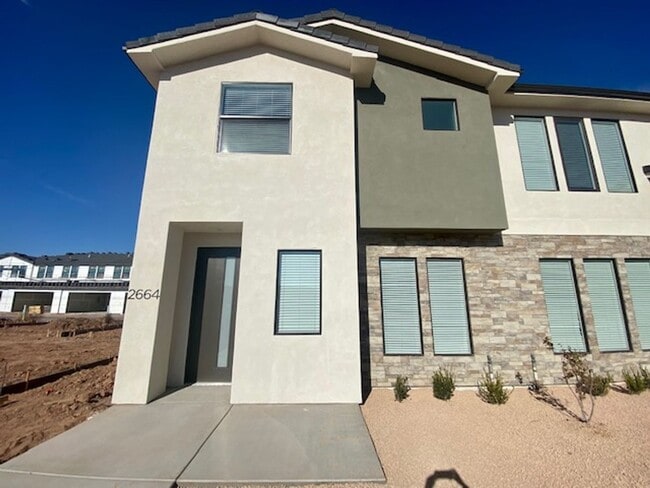 Building Photo - DARLING TOWNHOME FOR RENT!