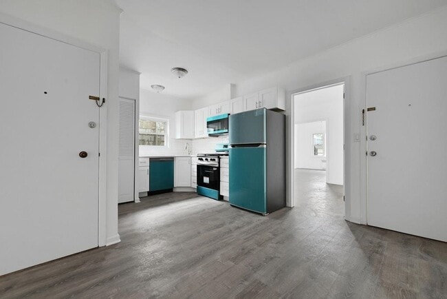 Building Photo - 33 E 42nd St Unit 3