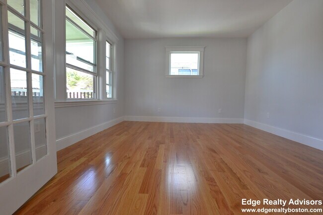Photo - 72 Perthshire Rd Unit 2