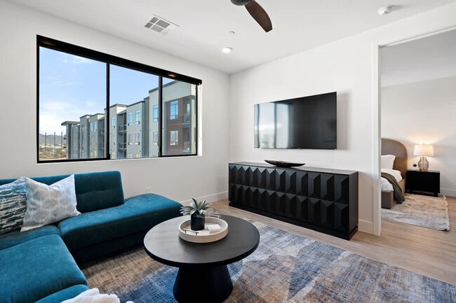 Building Photo - 15825 N 71st St