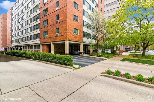 Building Photo - Large 1 Bed/Bath Evanston Condo with TWO P...