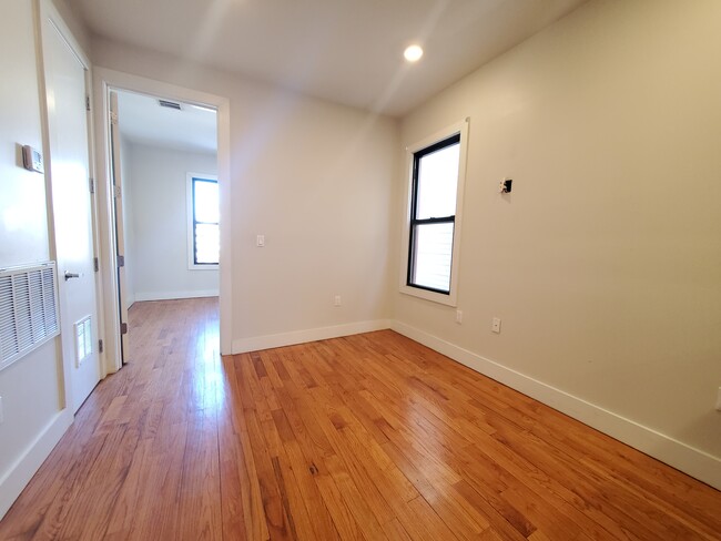 152 Boyd Ave 3B - 156 Boyd Ave Unit 3B