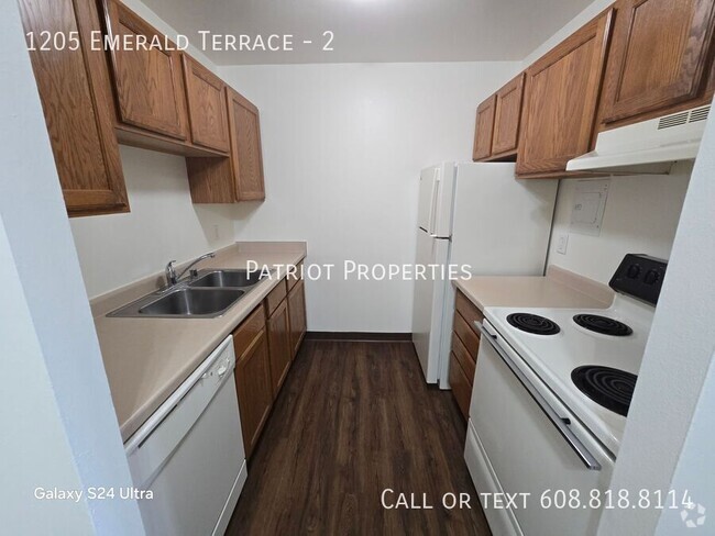 Building Photo - 2 bedroom/ 1 bath apartment in Sun Prairie... Unit 2