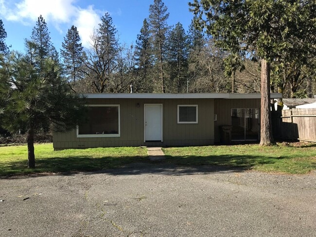 Building Photo - 2802-2802 NW Highland Ave Unit 2748