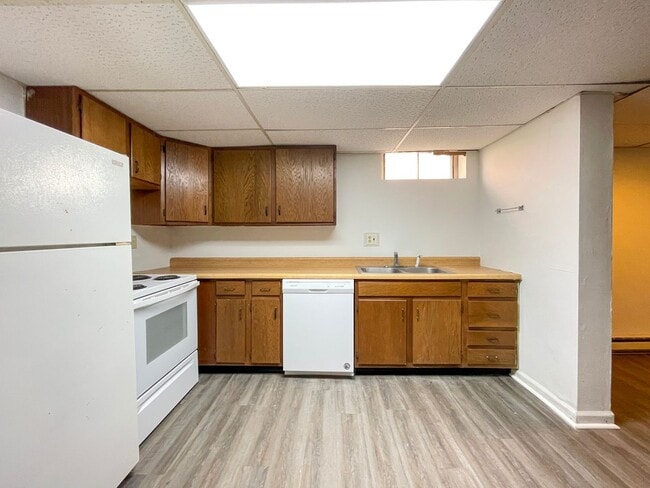 Building Photo - Preleasing for August 2026! 3 Bedroom Apar... Unit 09