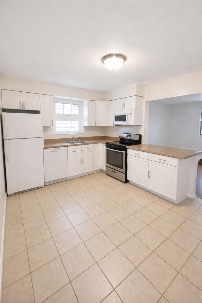 Photo - 177 W 51st St Unidad 2