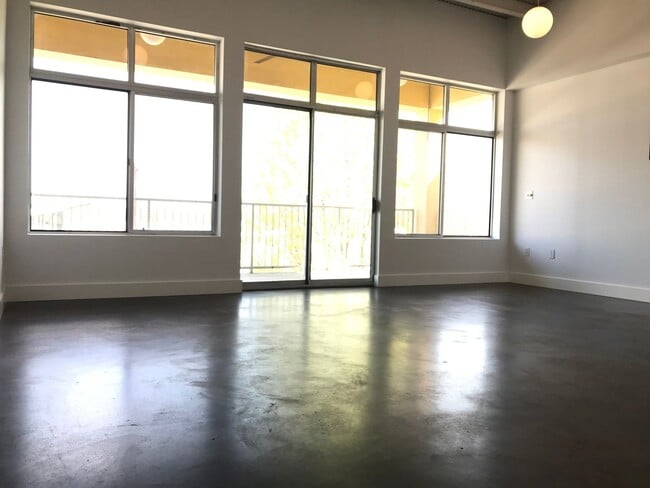 Photo - BIG Condo in GREAT location Unidad 3049