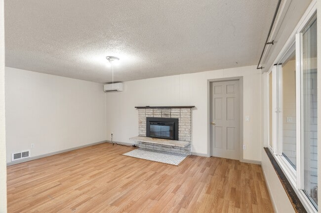 Photo - 744 W Marcy Ave