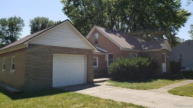 Photo - 2111 W 14 Mile Rd House